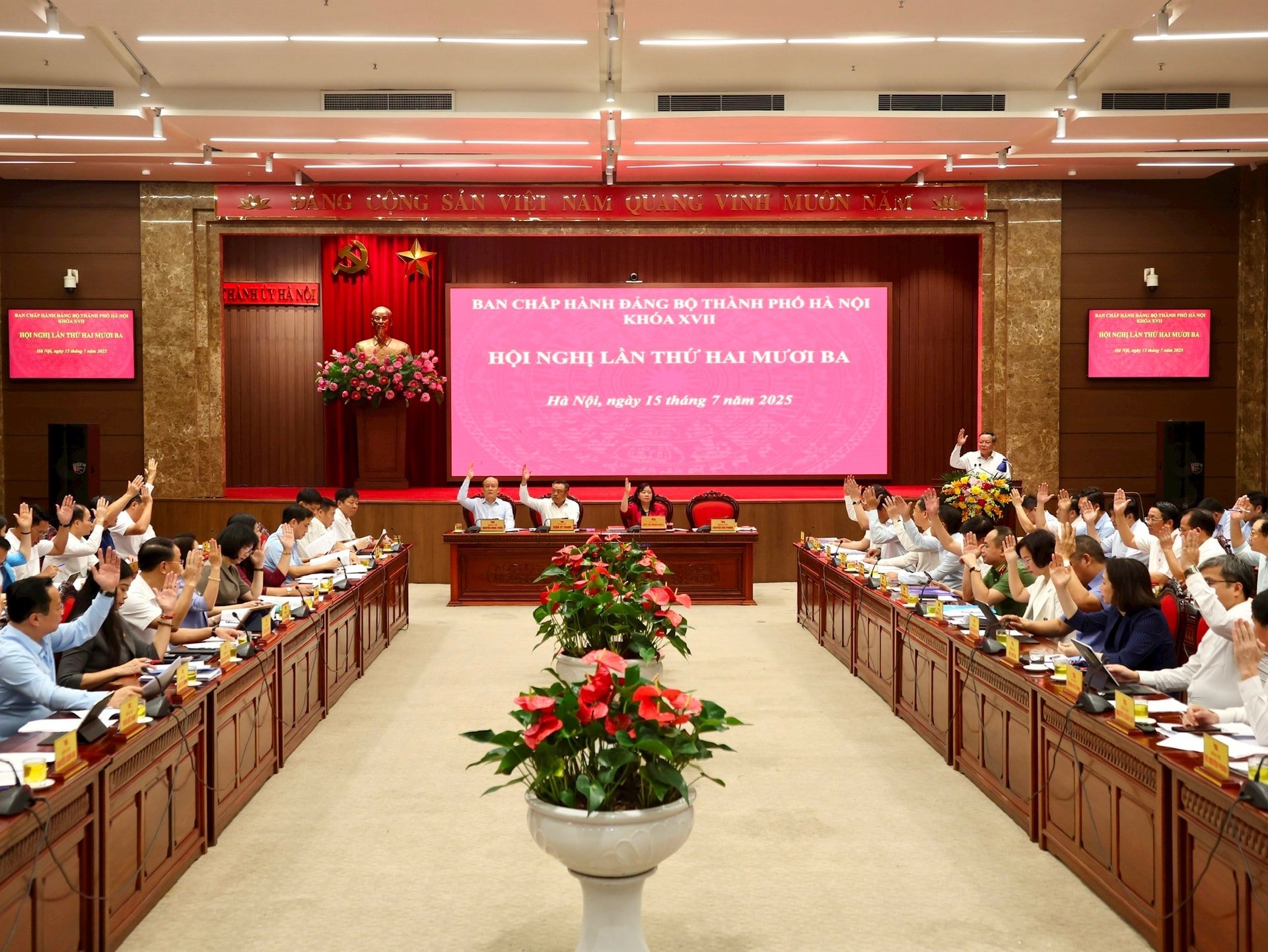 cac-dai-bieu-bieu-quyet-thong-qua-chuong-trinh-hoi-nghi-lan-thu-23-ban-chap-hanh-dang-bo-thanh-pho-ha-noi.-anh-viet-thanh.jpg