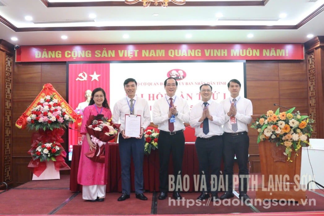 Đồng chí Dương Xuân Huyên, Ủy viên Ban Thường vụ Tỉnh ủy, Phó Bí thư Thường trực Đảng ủy UBND tỉnh, Phó Chủ tịch Thường trực UBND tỉnh trao Quyết định và tặng hoa chúc mừng Ban Chấp hành Chi bộ Cơ quan Đảng ủy UBND tỉnh, nhiệm kỳ 2025-2030