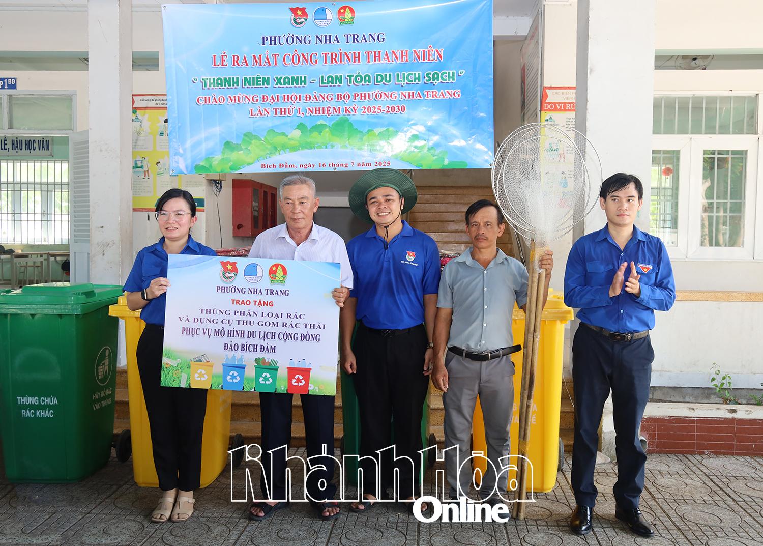 Đoàn phường Nha Trang tặng dụng cụ đựng rác, vớt rác cho tổ dân phố Bích Đầm.