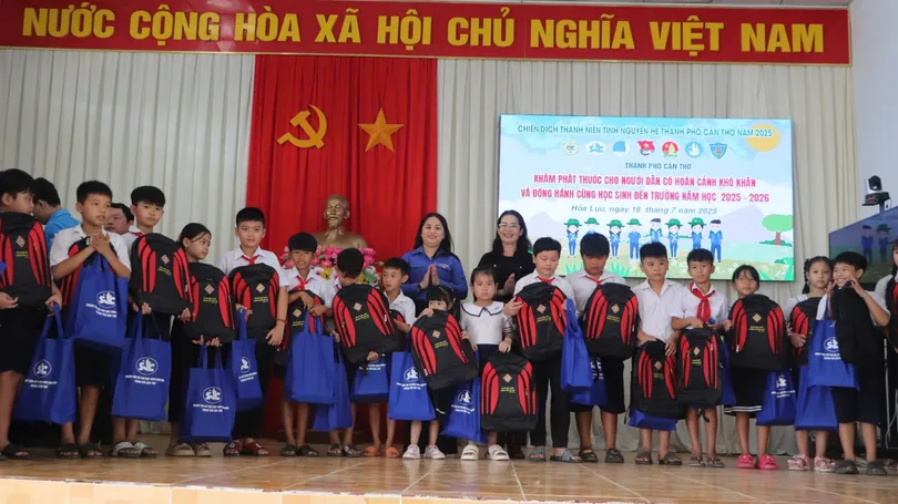 สหพันธ์เยาวชนเมืองร่วมมือมอบทุนการศึกษาแก่นักเรียน และให้บริการตรวจสุขภาพและยาฟรี