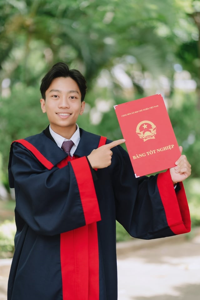 Thành tích 'dữ dội' của nam sinh Lâm Đồng 10 điểm tiếng Anh tốt nghiệp THPT - Ảnh 1.