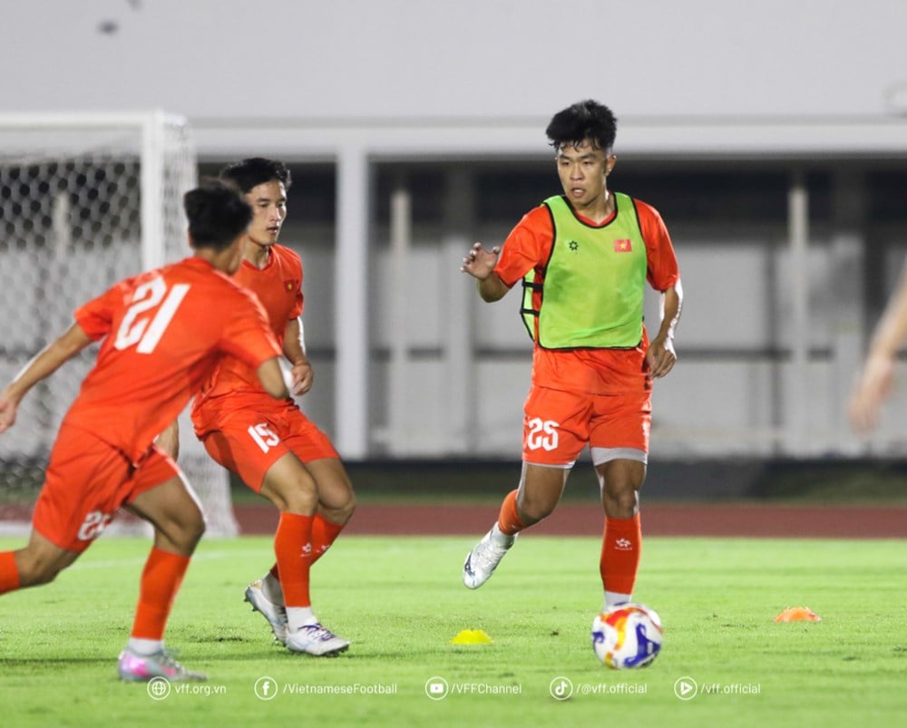 U23 Vietnam actively practices to prepare for the match with Laos - photo 1