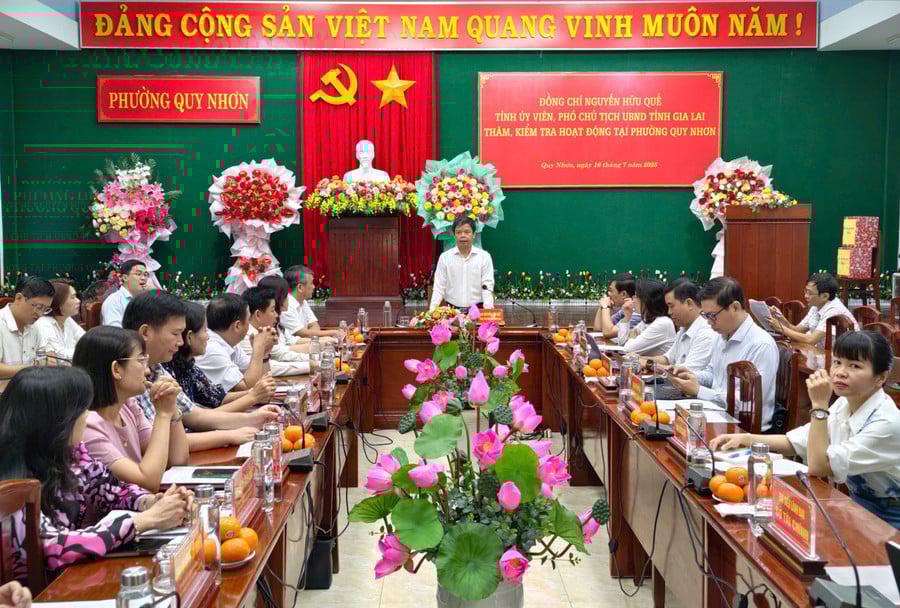 phuong-quy-nhon-quang-canh-buoi-lam-viec.jpg