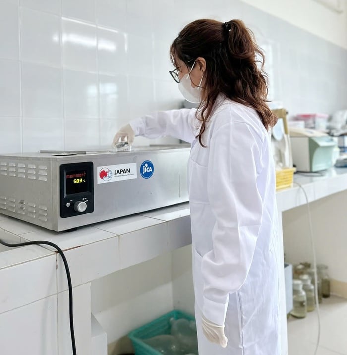 Những nhà khoa học nữ miệt mài giải mã vi nhựa- Ảnh 2.
