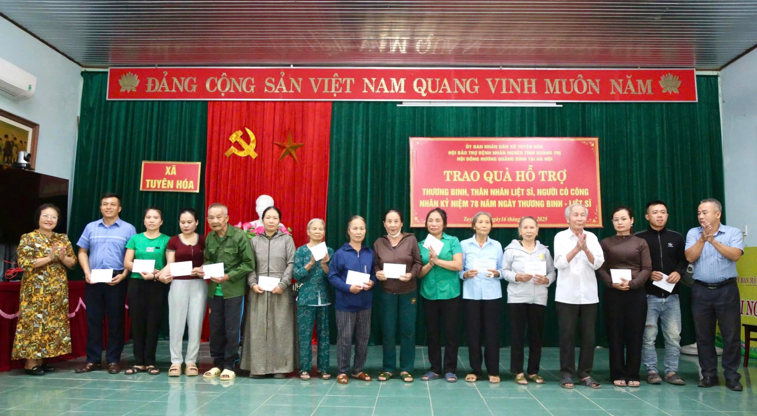 Tặng quà cho thương binh, thân nhân liệt sĩ, người có công mắc bệnh hiểm nghèo