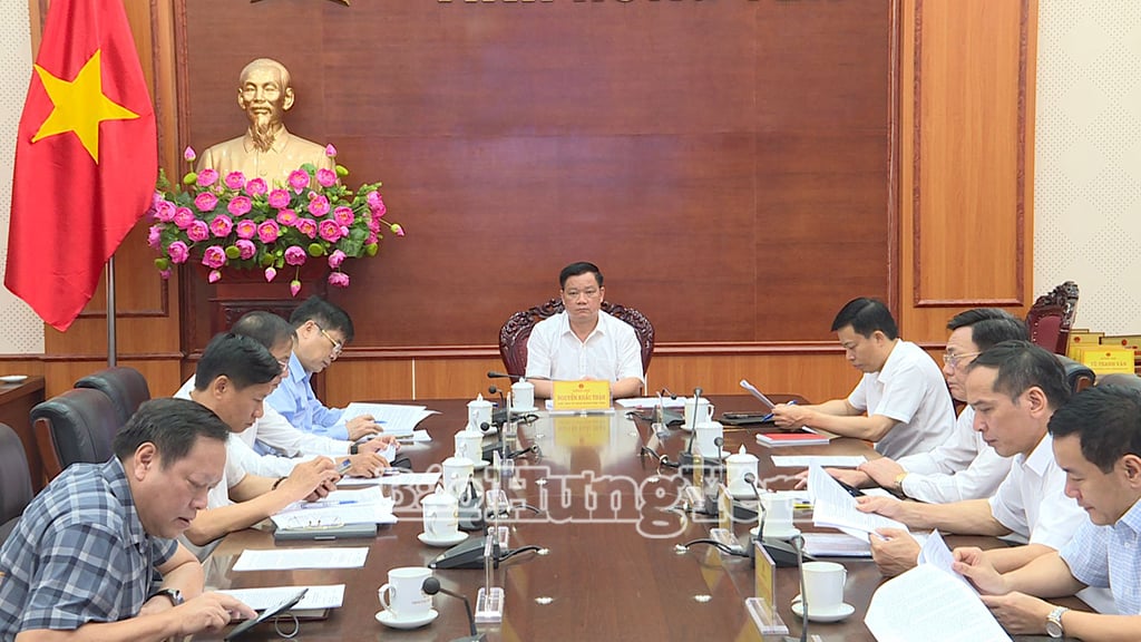 Comrade Nguyen Khac Than, Deputy Secretary of the Provincial Party Committee, Chairman of the Provincial People's Committee attended at Hung Yen bridge point.