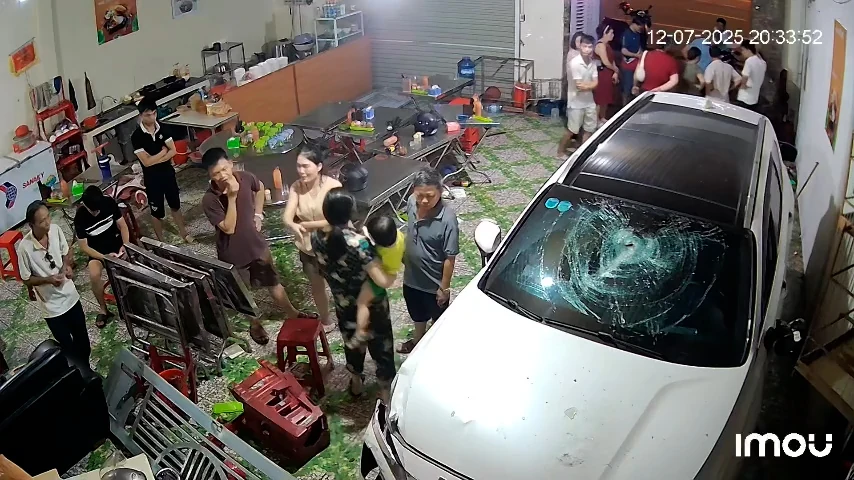 Làm rõ vụ việc ô tô con đâm vào nhà dân nhưng không khắc phục hậu quả