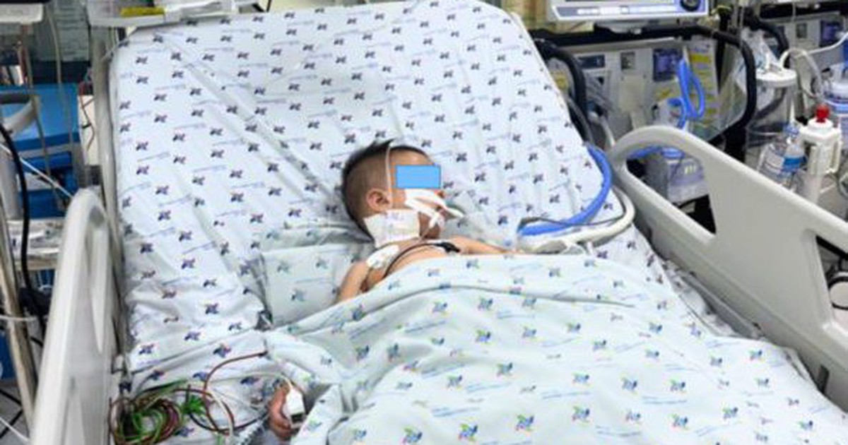 Bác sĩ: Cảnh giác tay chân miệng khi thấy trẻ sốt cao, nổi hồng ban mụn nước