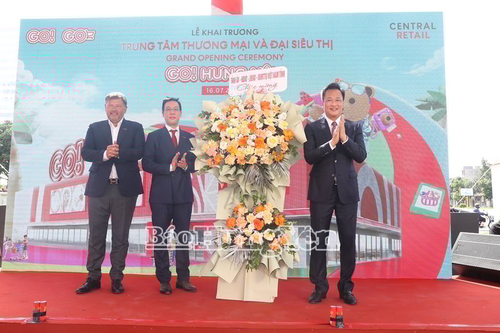 Đồng chí Bí thư Tỉnh uỷ Nguyễn Hữu Nghĩa tặng hoa chúc mừng siêu thị Go! Hưng Yên