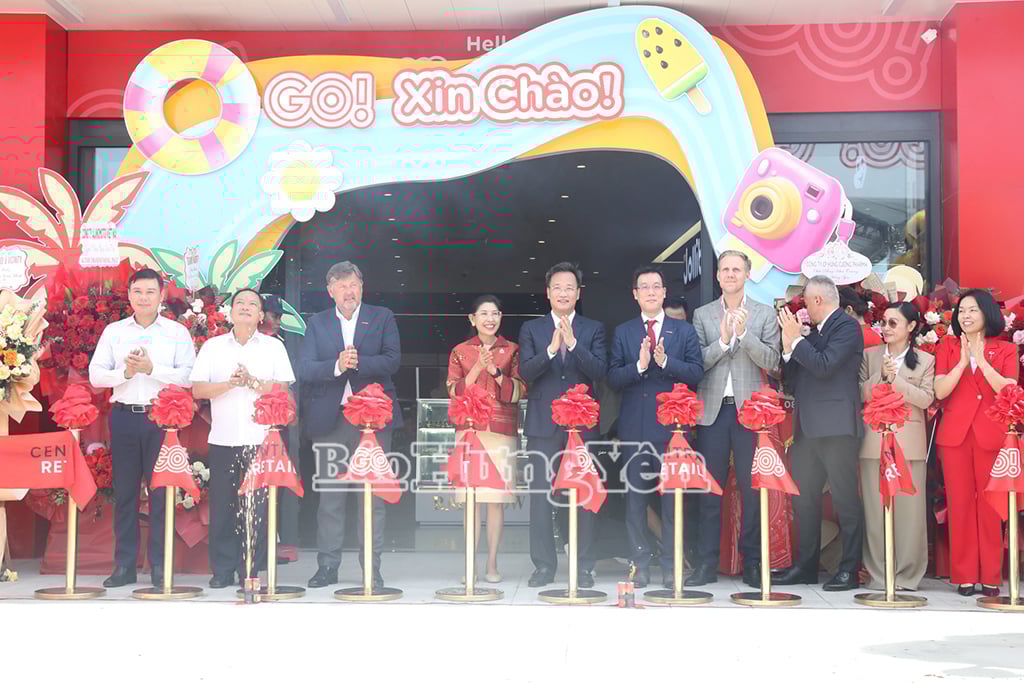 Các đại biểu cắt băng khai trương siêu thị Go! Hưng Yên