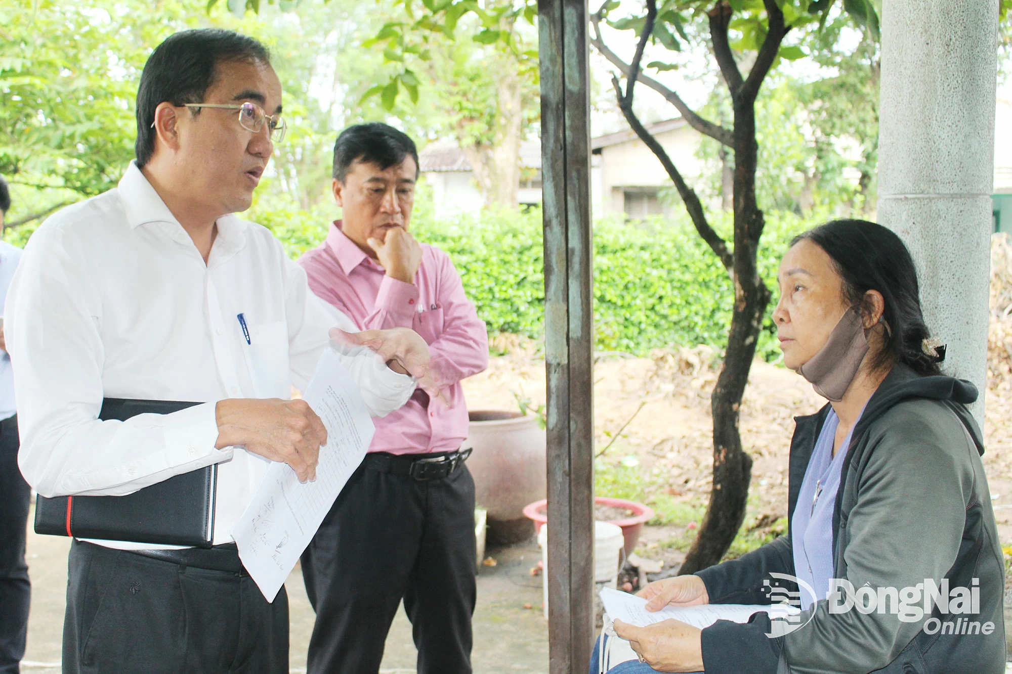 Nguyen Duy Tan, président du Comité populaire du quartier de Tran Bien, a directement mobilisé les ménages pour la restitution des terres. Photo : Bien Hung