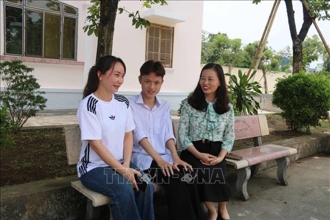 16-7-thu-khoa-huu-thinh-va-cac-co-giao-6901.jpg