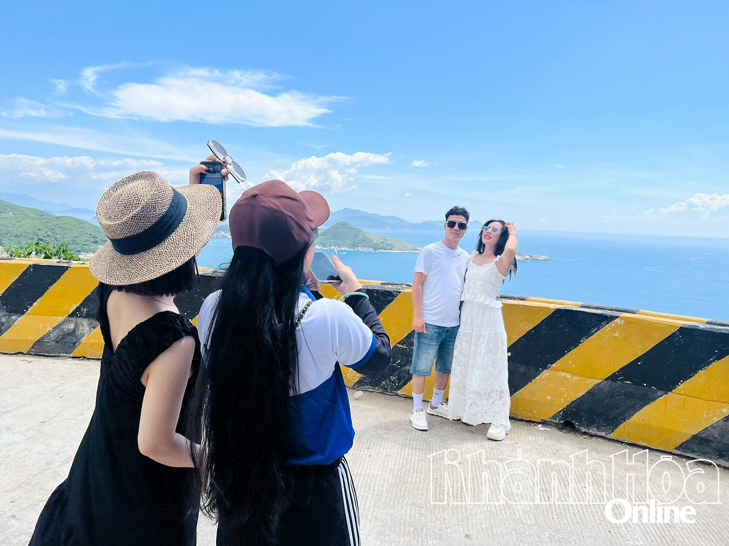 Du khách chụp ảnh check-in trên đèo Vĩnh Hy.
