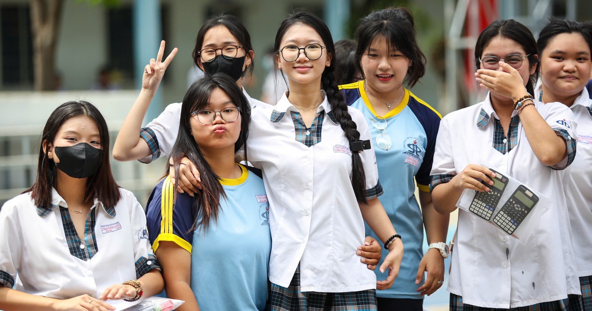 Top 300 candidates with the highest scores in group D01 for the 2025 high school graduation exam