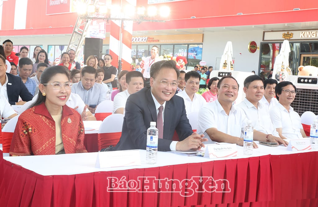 Các đại biểu dự lễ khai trương siêu thị Go! Hưng Yên