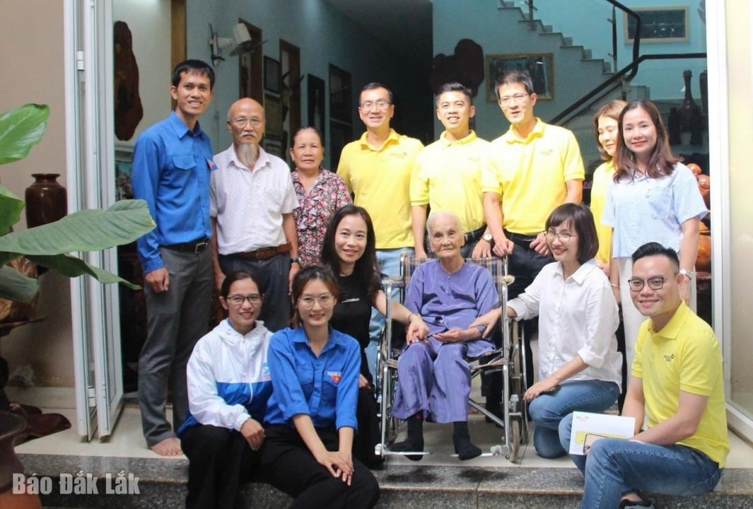 Vertreter der Jugendunion der Provinz besuchten die vietnamesische Heldenmutter Bui Thi Day (Bezirk Ea Kao).