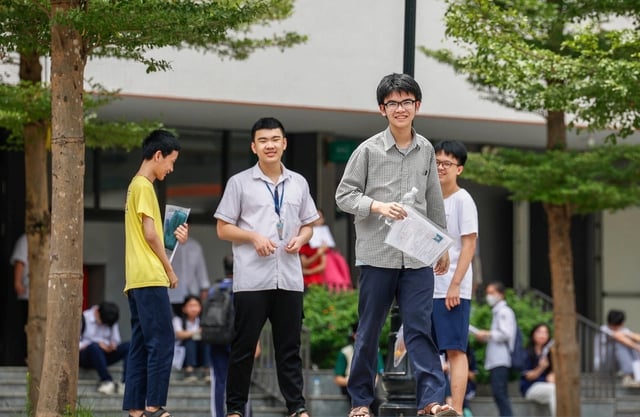Điểm chuẩn vào lớp 10 Hà Nội: Chênh lệch lớn và áp lực tuyển sinh năm 2025 - 2026 - Ảnh 1.