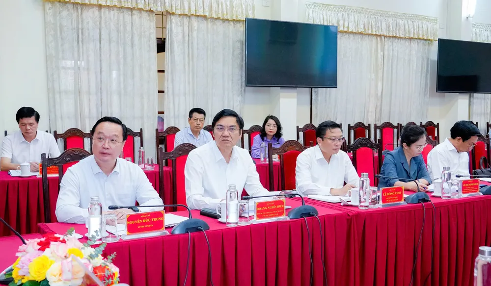 lanh dao.jpg