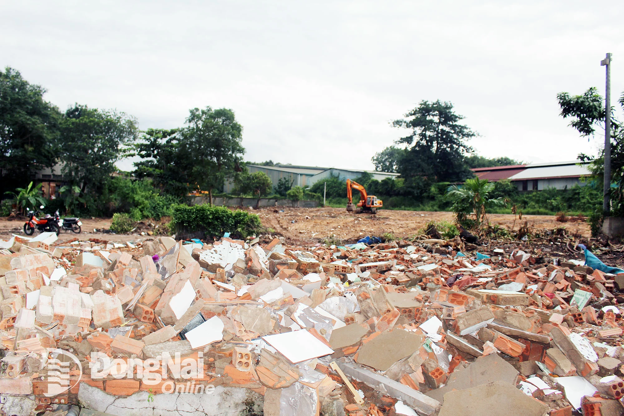De nombreux ménages ont démonté leurs constructions et ont remis le chantier le 16 juillet. Photo : Bien Hung