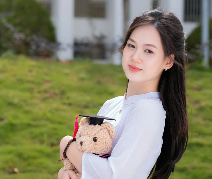 Nguyễn Lê Hiền Mai là thủ khoa khối A00 toàn quốc với tổng 30 điểm. (Ảnh: NVCC)