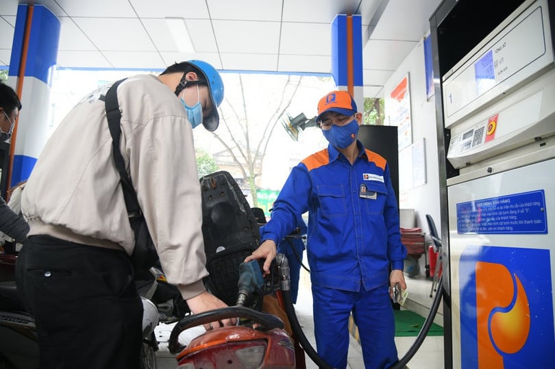 Giá xăng dầu dự báo giảm nhẹ vào ngày mai.