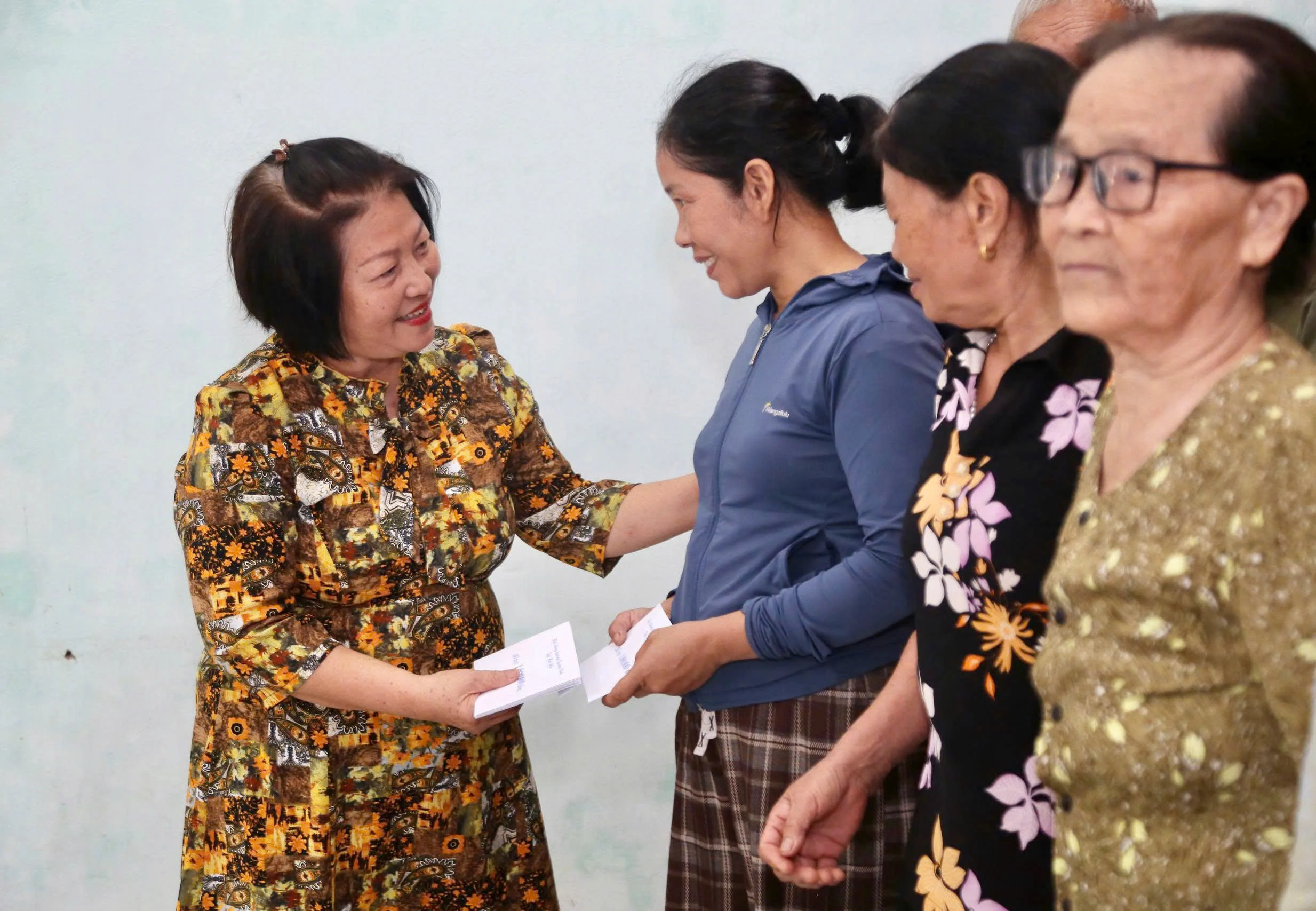 Tặng quà cho thương binh, thân nhân liệt sĩ, người có công mắc bệnh hiểm nghèo