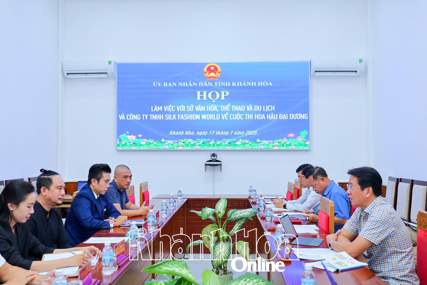Phó Chủ tịch UBND tỉnh Nguyễn Long Biên phát biểu chỉ đạo tại cuộc họp.