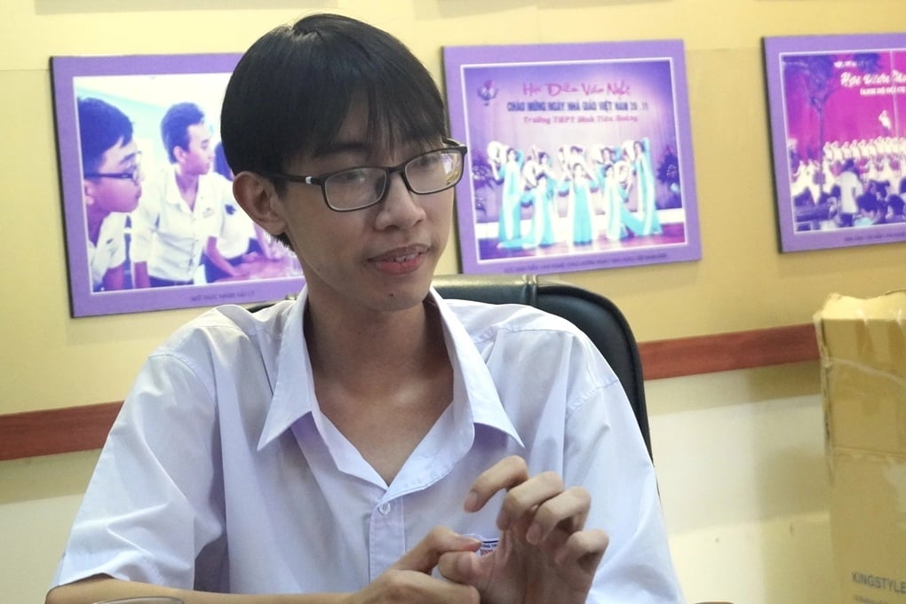 Cậu học trò mang danh hiệu thủ khoa khối A00 lần đầu về ngôi trường xứ biển - 1
