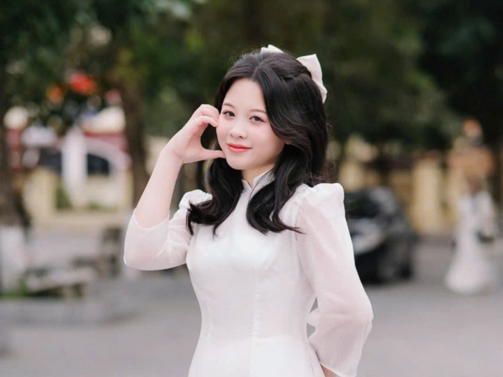 Cùng đạt điểm 10 tuyệt đối ở cả ba môn Toán, Lý, Hoá em Nguyễn Diệu Linh, học sinh trường THPT Nguyễn Trãi, Hưng Yên trở thành một trong tám thủ khoa của khối A00. Nữ sinh dự định đăng ký vào các ngành Kinh tế của Đại học Ngoại thương.