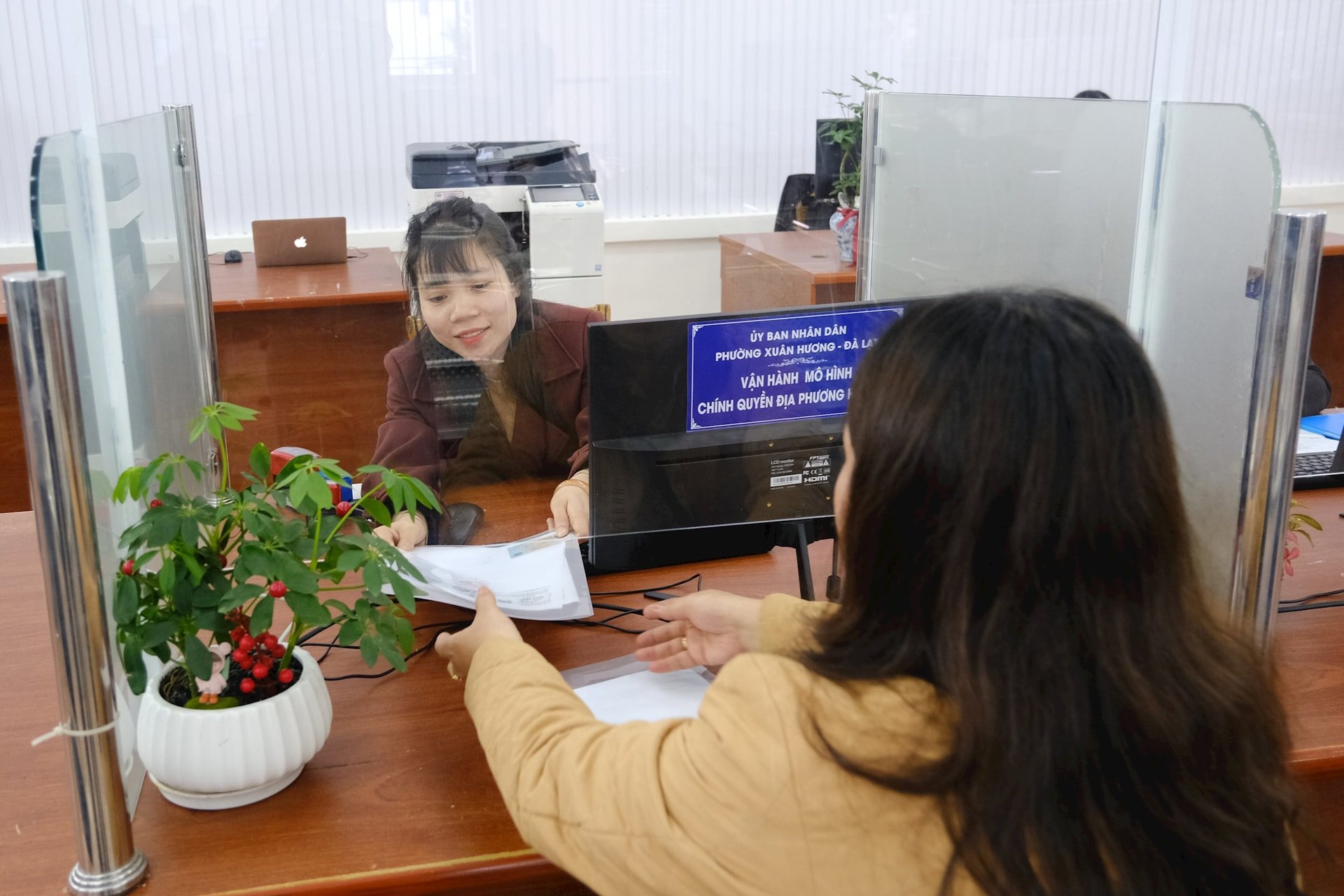 Chứng thực giấy tờ tại bộ phận Một cửa, hồ sơ được xử lý và trả kết quả nhanh chóng