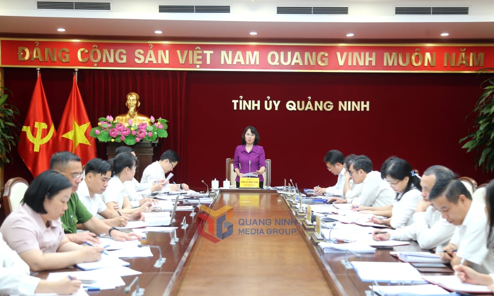 On the morning of July 14, the Standing Committee of the Provincial Party Committee had a working session with the Standing Committee of the Cam Pha Ward Party Committee to approve the content of the 1st Congress of Delegates of Cam Pha Ward, term 2025-2030. This is the ward selected by the Standing Committee of the Provincial Party Committee as one of the 3 wards and communes to organize the model congress. Comrade Trinh Thi Minh Thanh, Standing Deputy Secretary of the Provincial Party Committee, Chairwoman of the Provincial People's Council, chaired.