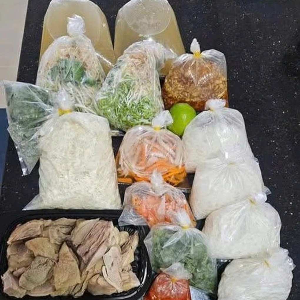 Quán vịt ở chợ Bến Thành bán 4 tô bún, gỏi vịt giá 1 triệu đồng  - 1