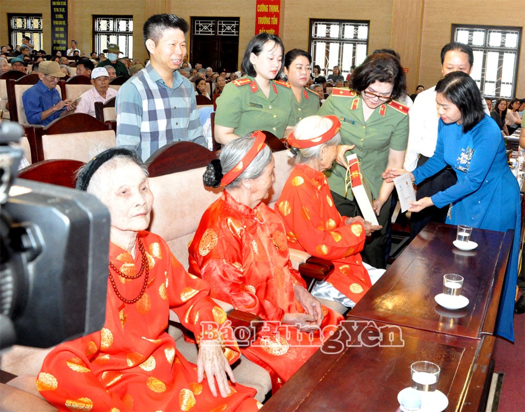 Các đại biểu tặng quà tặng các Bà mẹ Việt Nam anh hùng.