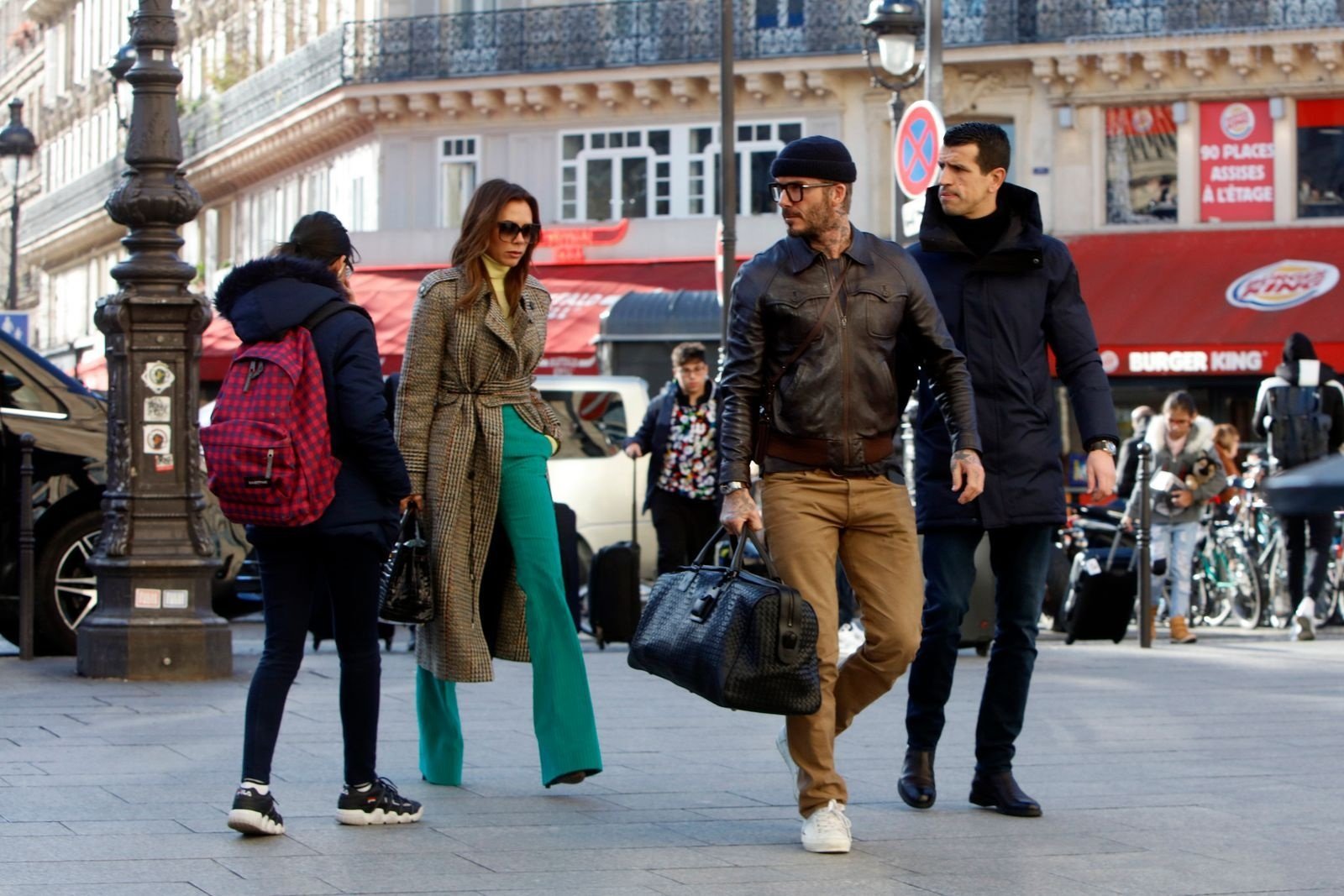 David Beckham thích xuống phố với túi hàng hiệu cỡ khủng, có giá đắt đỏ - 6