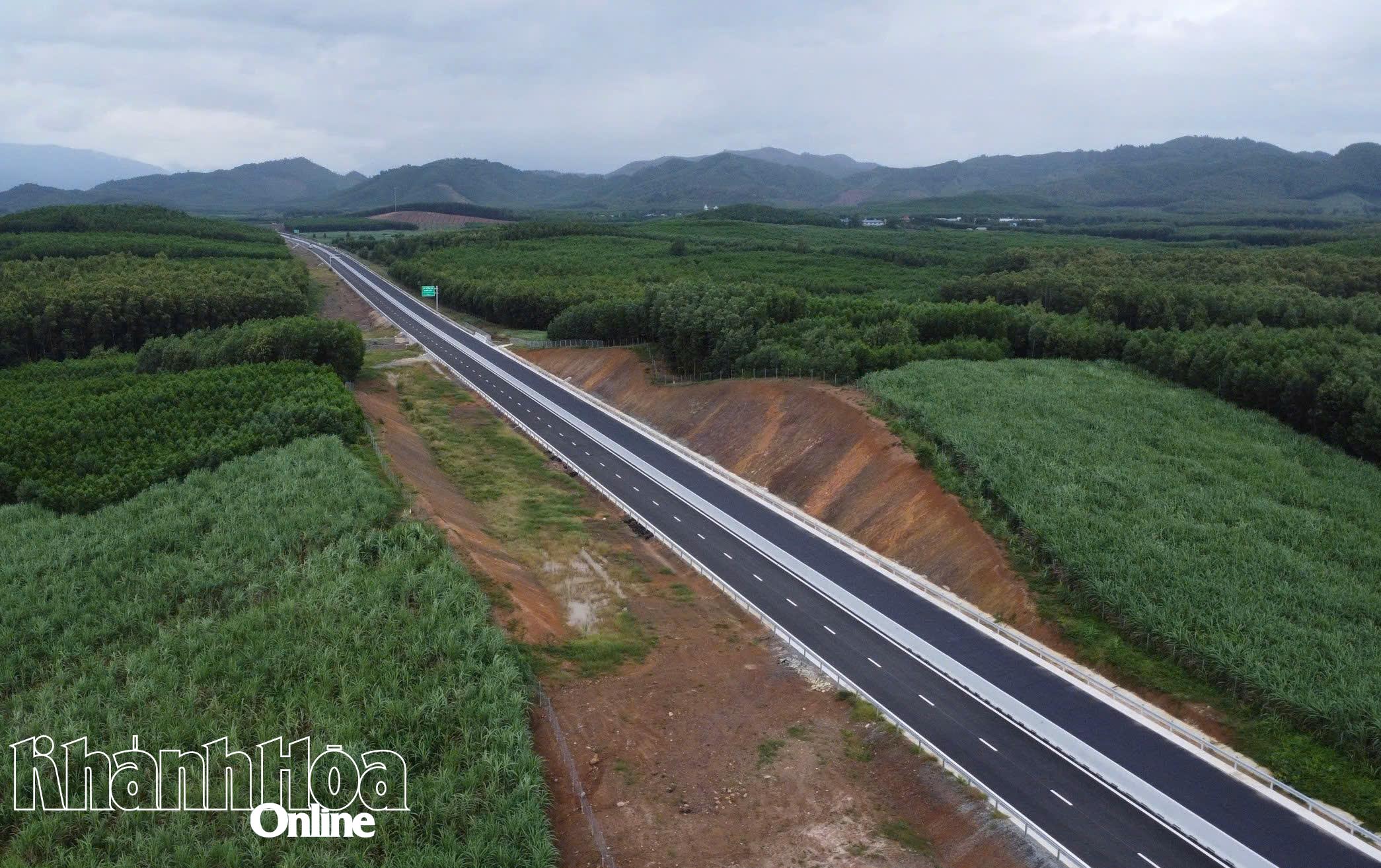 Die letzten 70 km der Van Phong-Nha Trang-Schnellstraße wurden fertiggestellt und in Betrieb genommen.