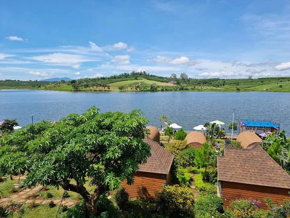 ột góc làng ven hồ Phúc Thọ