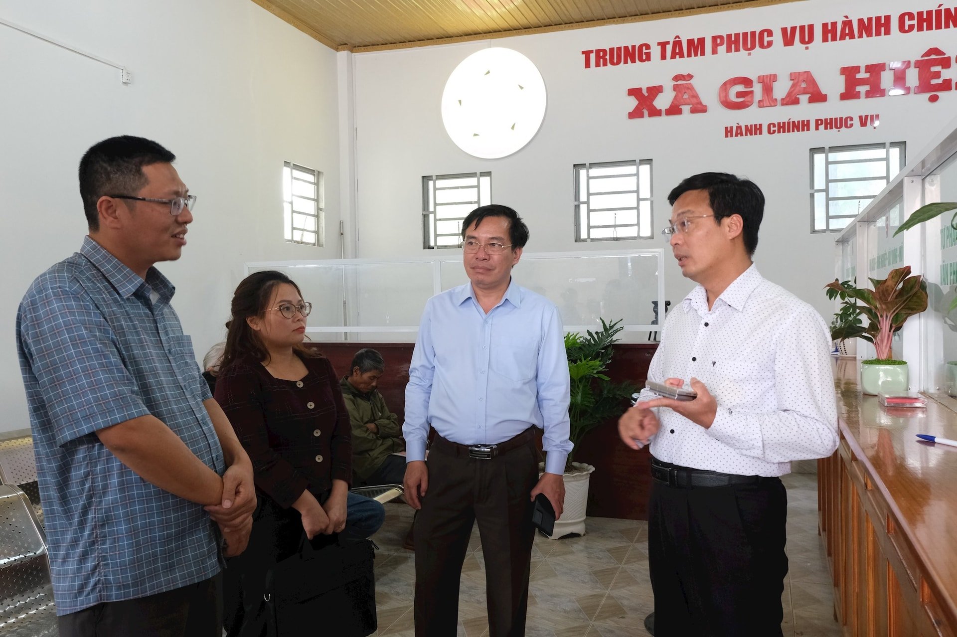 ១ សមមិត្ត Dinh Van Tuan និងគណៈប្រតិភូបានចុះពិនិត្យសកម្មភាពរបស់មជ្ឈមណ្ឌលសេវារដ្ឋបាលសាធារណៈឃុំ Gia Hiep។