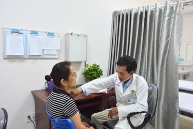 Bác sĩ Trung tâm Y tế khu vực Sơn Trà khám bệnh cho người dân trong khu vực. Ảnh: LÊ HÙNG