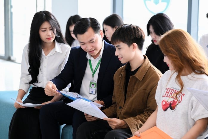 NÓNG: Thêm nhiều trường đại học ở TP HCM công bố điểm sàn- Ảnh 4.