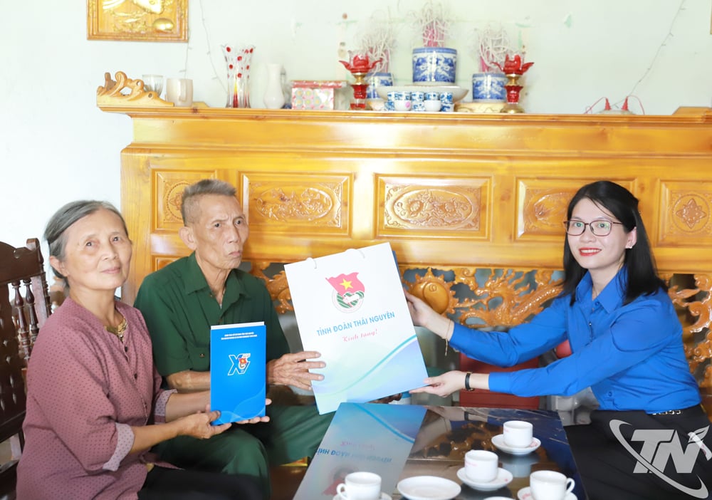 Tỉnh đoàn Thái Nguyên tặng quà, động viên thương binh Cồ Việt Hùng, ở xóm Bình Khang, xã Đại Từ.