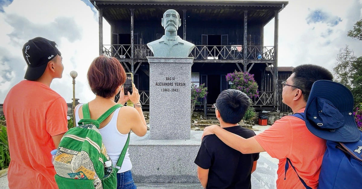 Mở lại tour tham quan nhà bác sĩ Yersin bằng xe buýt mui trần
