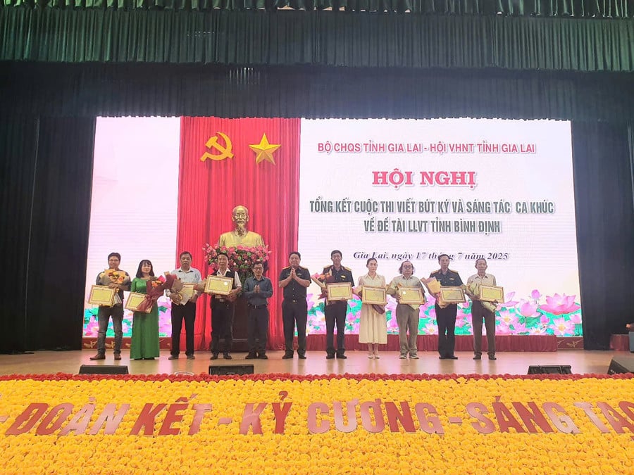 ban-to-chuc-cuoc-thi-trao-giai-cho-cac-tac-pham-dat-giai-mang-but-ky-gom-1-giai-a-2-giai-b-2-giai-c-va-4-giai-khuyen-khich-anh-nguyen-hang.jpg