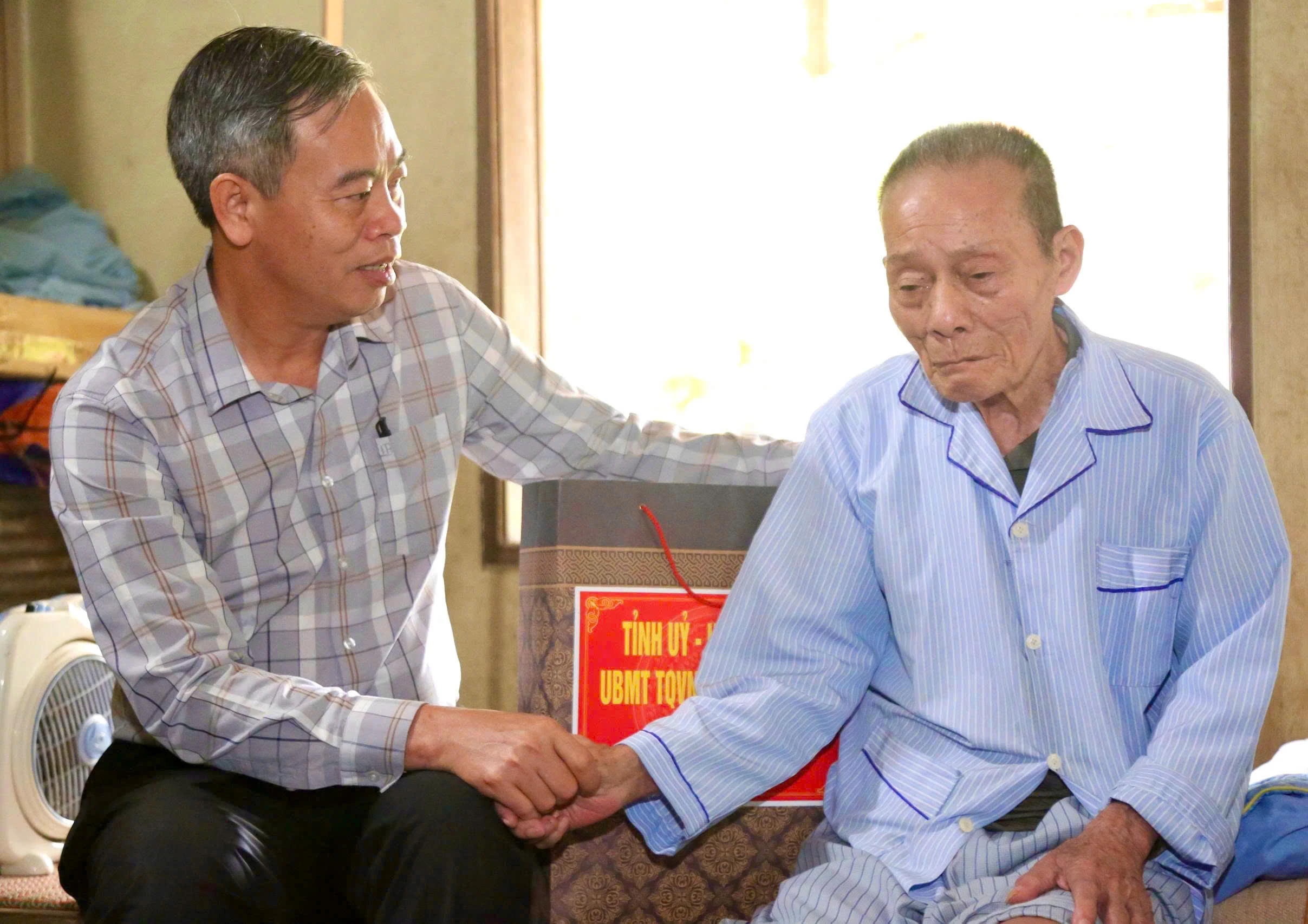 Lãnh đạo tỉnh thăm, tặng quà thương binh, bệnh binh