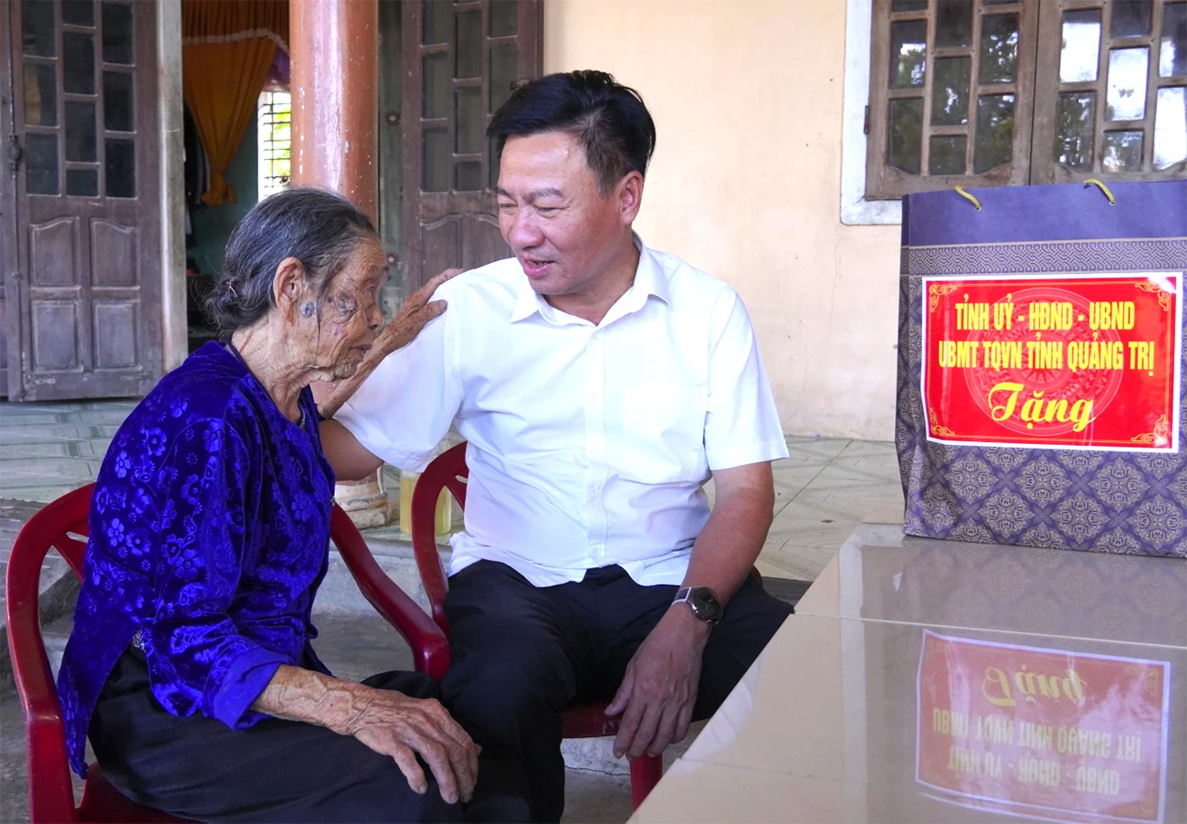 Phó Chủ tịch Thường trực Ủy ban MTTQVN tỉnh thăm, tặng quà gia đình chính sách, người có công với cách mạng