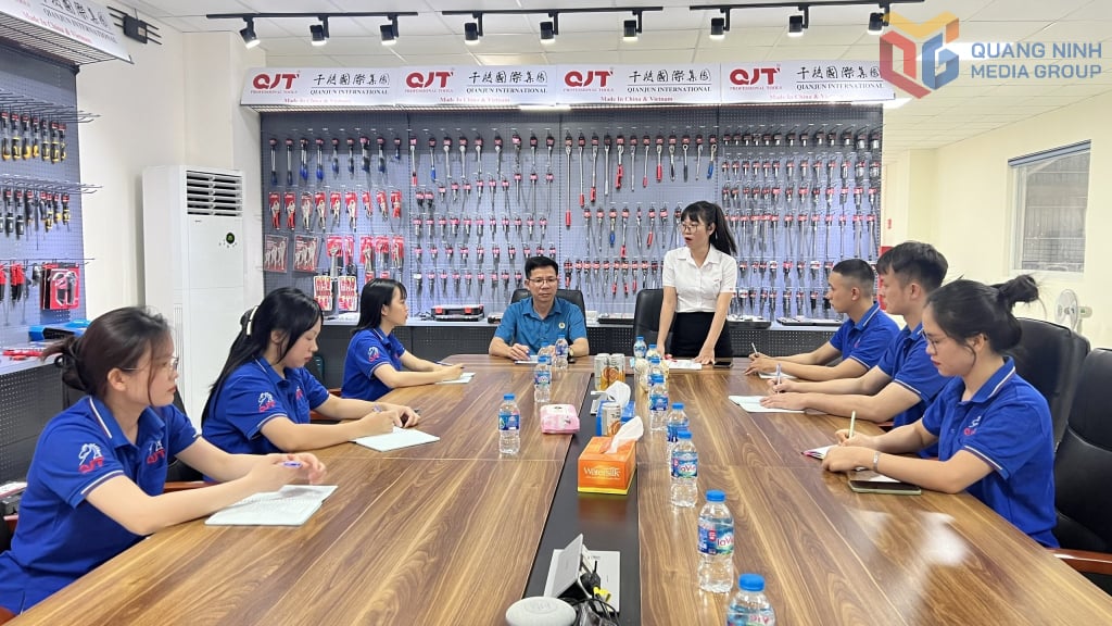 C Nguyen Hai Phuong, Chairman of the Trade Union of World Honor Vietnam Co., Ltd. spoke at a meeting of the Company's Trade Union Executive Committee.