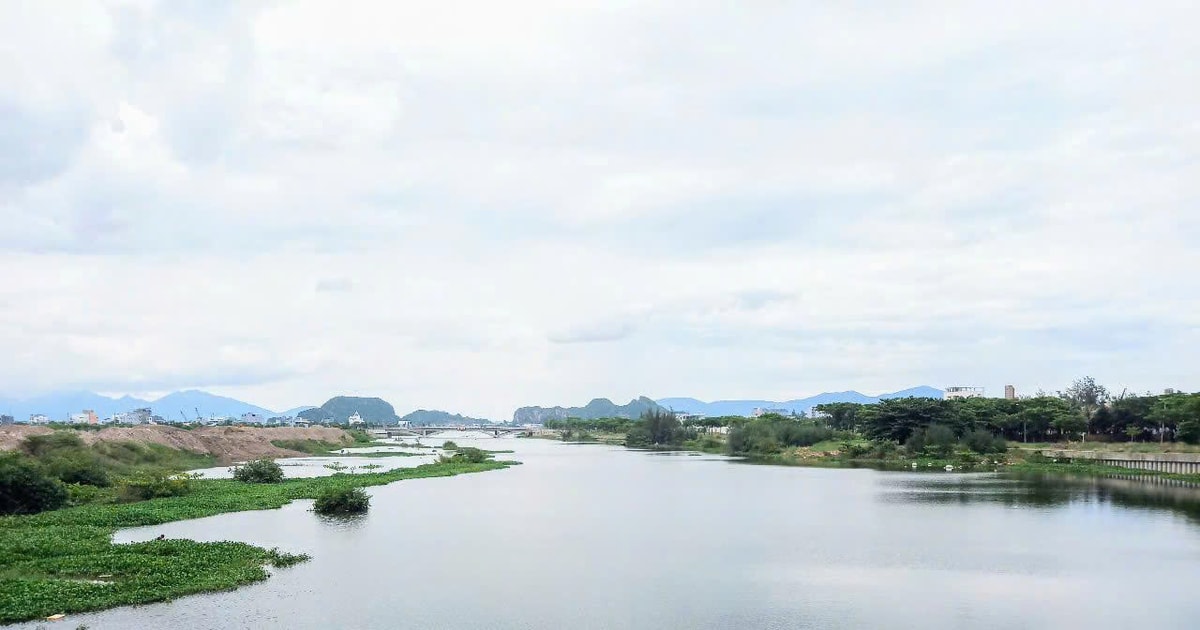 Sử dụng cát từ nạo vét sông Cổ Cò đắp lại đập tạm trên sông Vĩnh Điện