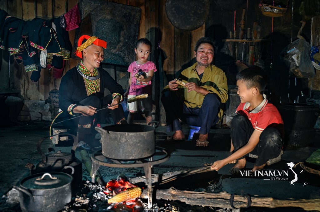 Hạnh phúc quây quần bên bếp lửa.jpeg