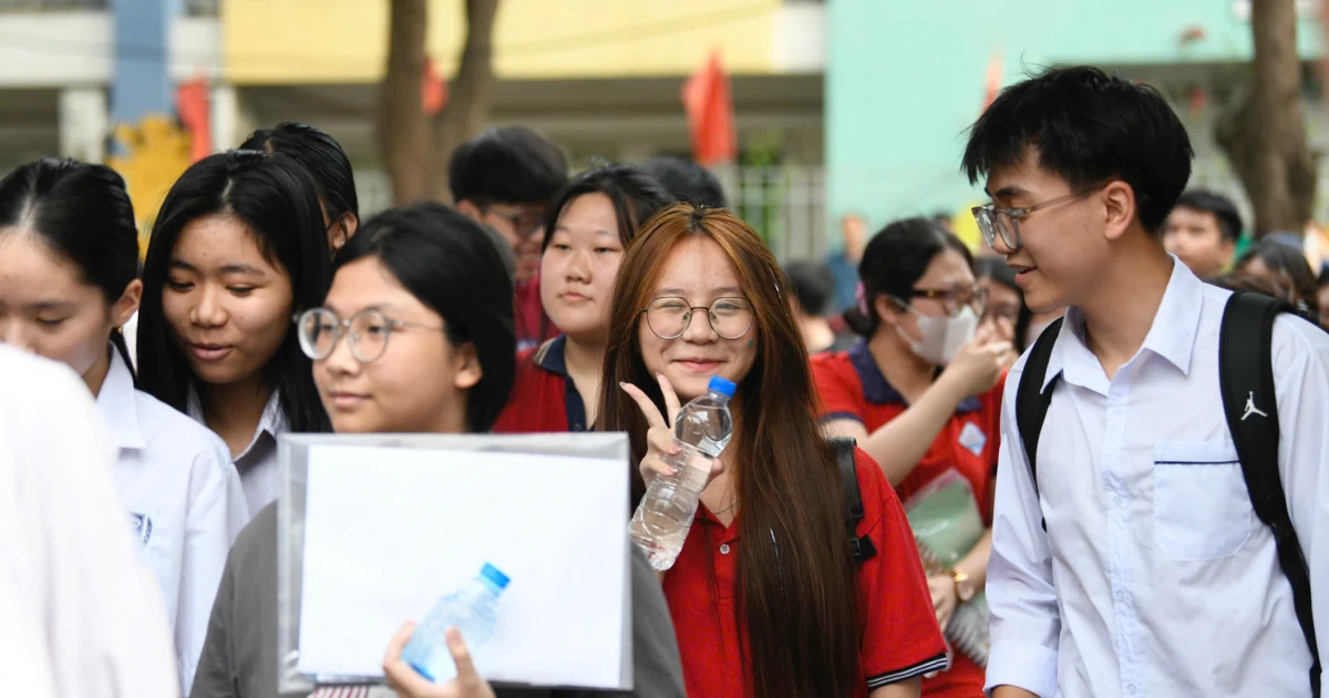 More than 32,000 candidates registered for National Economics University, what is the benchmark score this year?