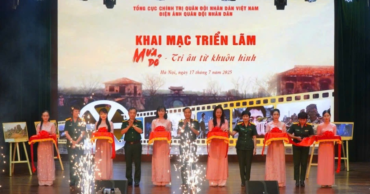 รองชนะเลิศ เชา อันห์ และนักแสดง โด นัท ฮวง ประทับใจในนิทรรศการ 'ฝนแดง'