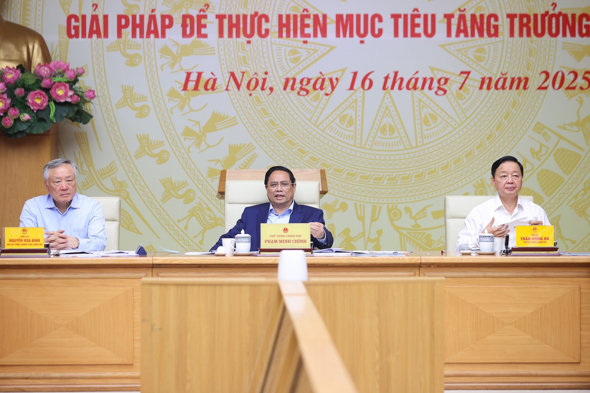 Thủ tướng chỉ rõ 16 nhóm nhiệm vụ, giải pháp trọng tâm cho các bộ, ngành, địa phương, cơ quan, đơn vị để đạt được mục tiêu tăng trưởng 8,3-8,5% năm 2025 - Ảnh: VGP